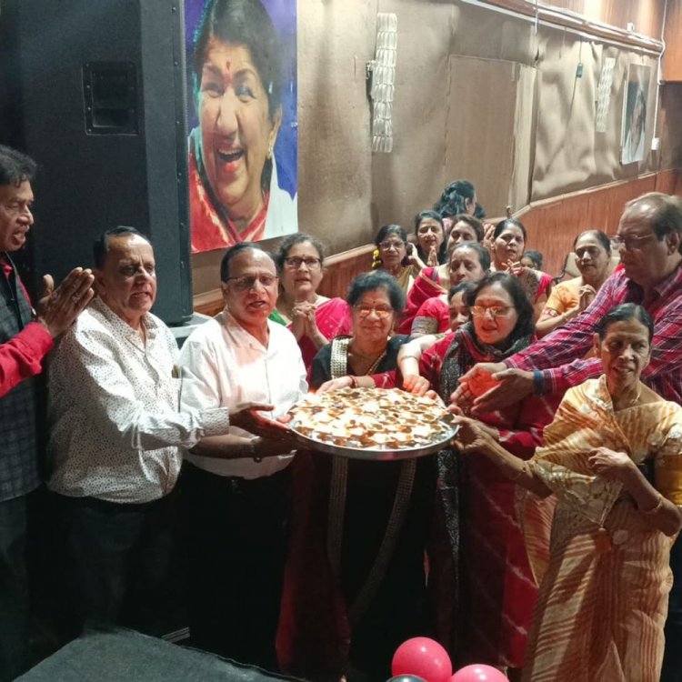 आचार्य विद्यासागरजी के प्रथम समाधि दिवस पर विशेष आयोजन:इंदौर में 48 दीपों से हुई महाआरती, भजन और नाट्य प्रस्तुति भी हुई