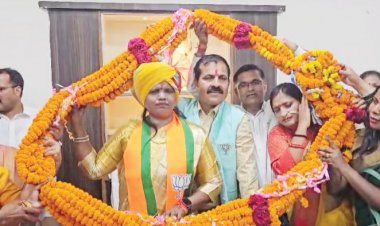 शपथ ग्रहण के बाद नगर निगम कार्यालय पहुंचीं नवनिर्वाचित महापौर मंजूषा भगत